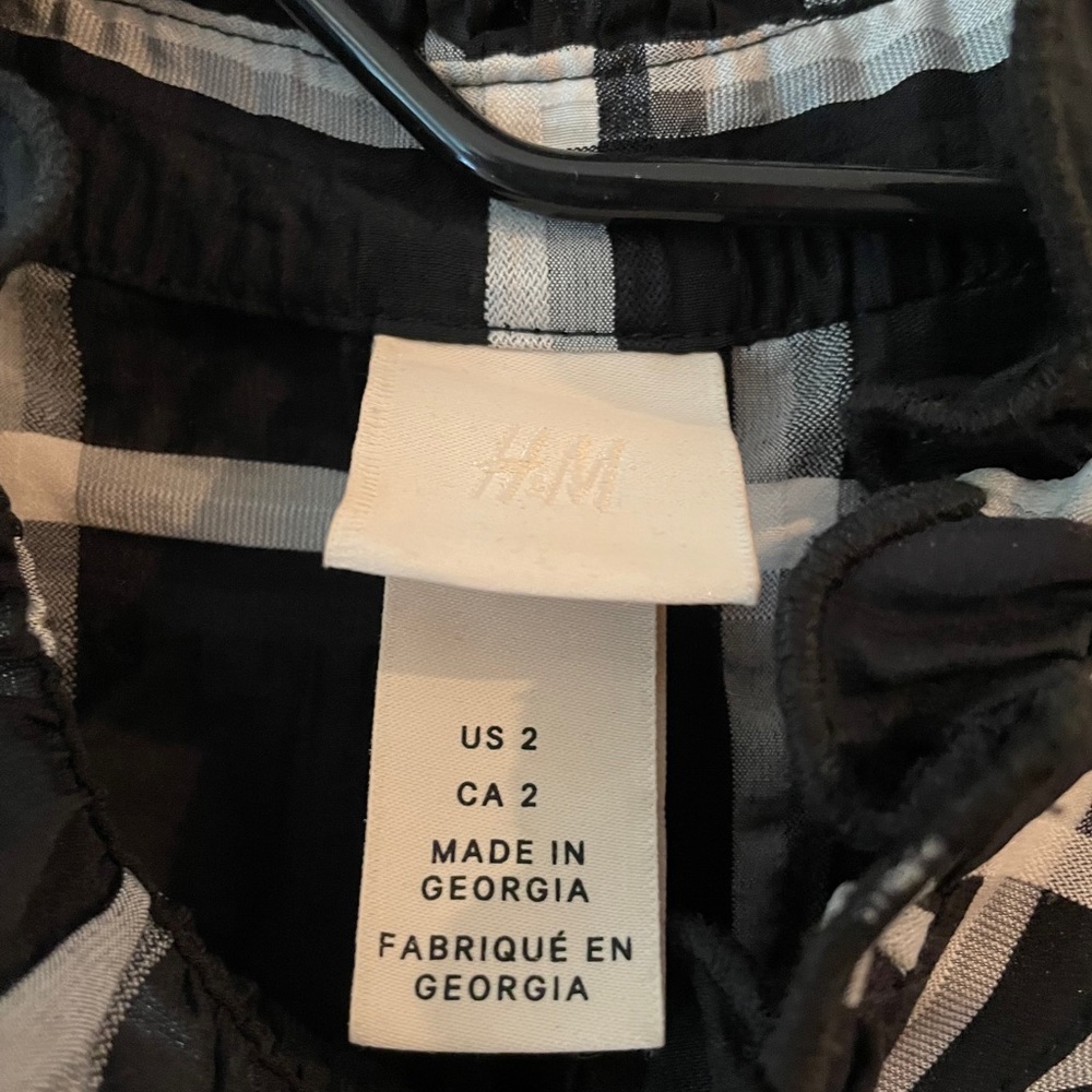H&M Trend Black And White Grid Pattern Blouse Sz 2 - image 4